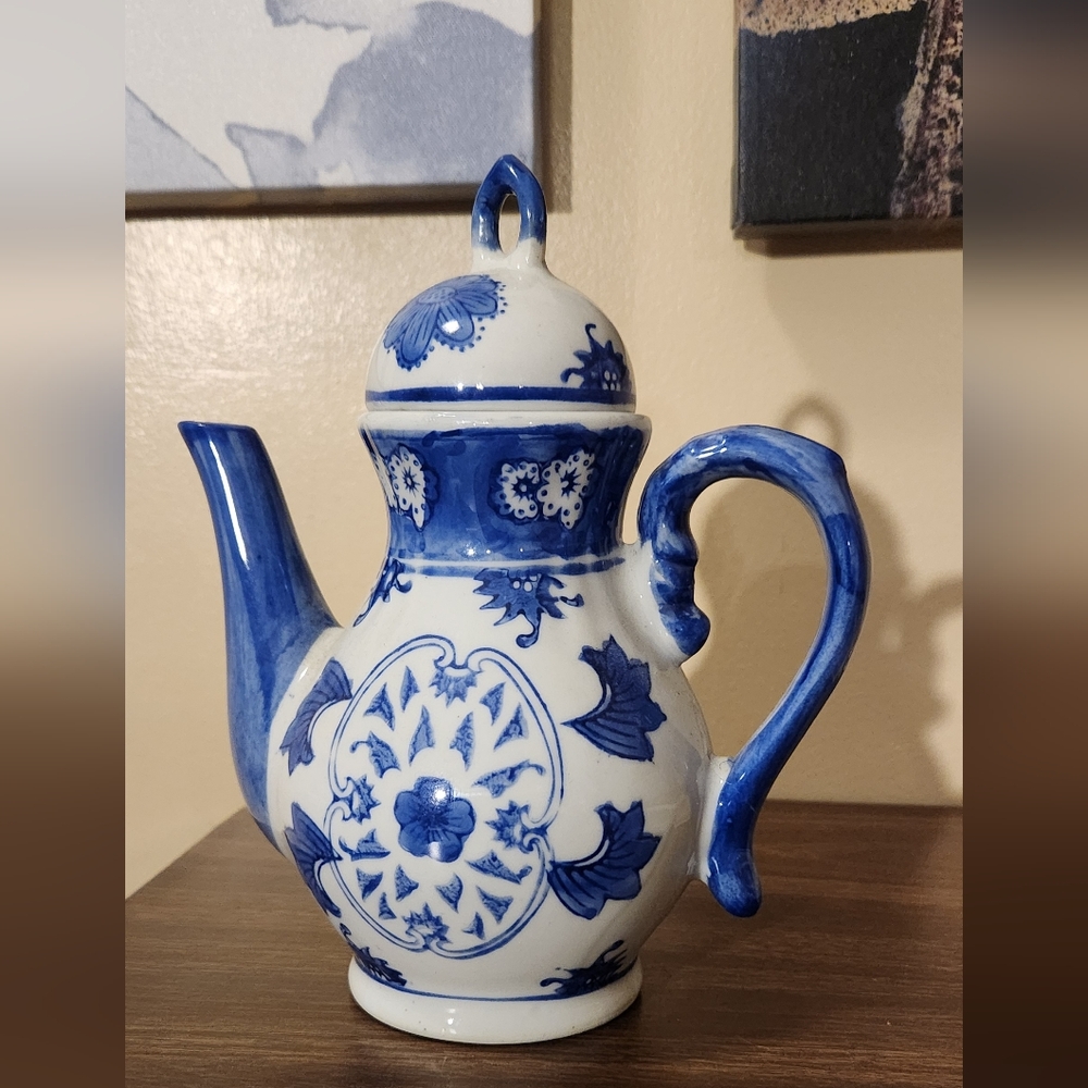 Vintage Chinese Cobalt Blue & White Porcelain Ceramic 8" Teapot w/ Lid - Picture 7 of 7
